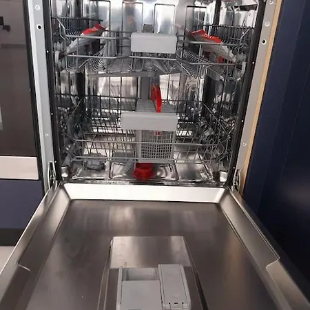 Amazing Two Bedroom דירה *
