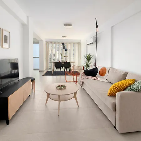 Amazing Two Bedroom * לרנקה