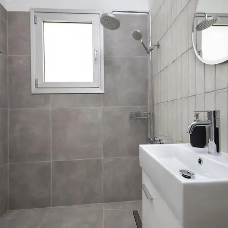 Amazing Two Bedroom דירה